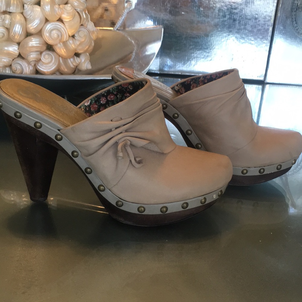 Ladies mule taupe size 8